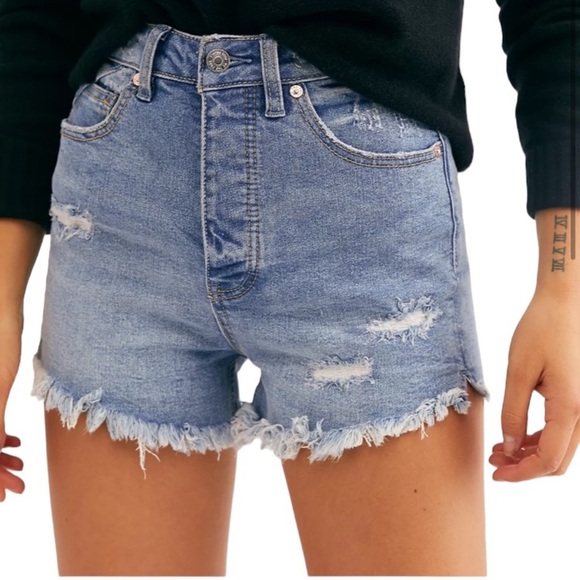 NWT We The Free Vintage Crvy Distressed Frayed High Rise Denim Shorts 26 - Picture 6 of 16
